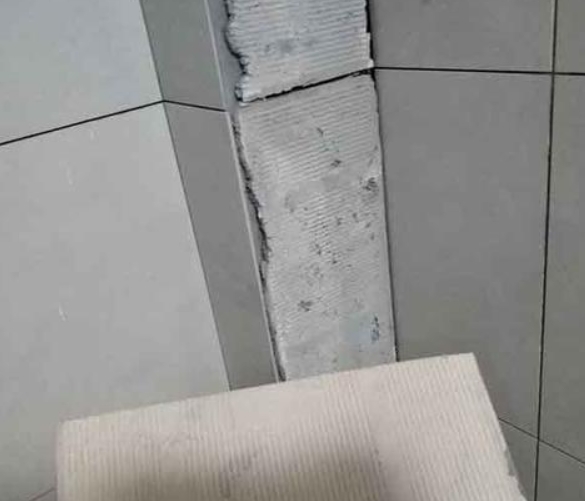 沈北新瓷砖空鼓维修公司分享下厨房瓷砖脱落的补救措施。